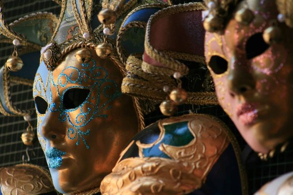 Comment créer un atelier de confection de masques vénitiens?